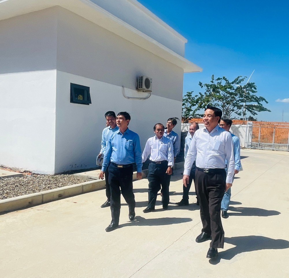 Đoàn đi tham quan một số công trình tại nhà máy.Một số công trình xây dựng tại Nhà máy điện gió Thái Hòa.